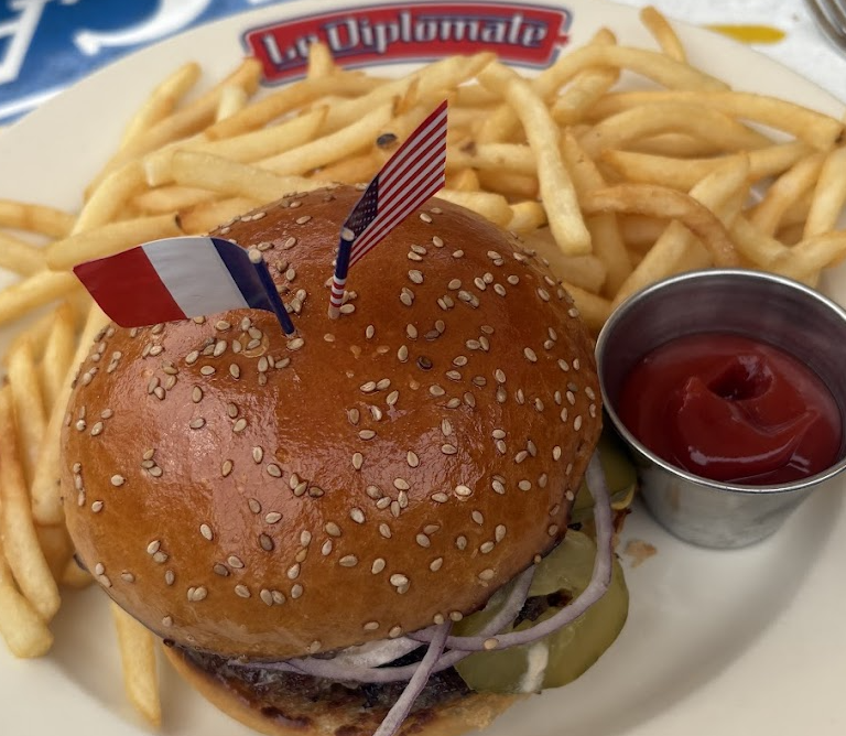 Le Diplomate signature dishes Jambon Beurre Baguette
Beef Bourguignon
Cheeseburger